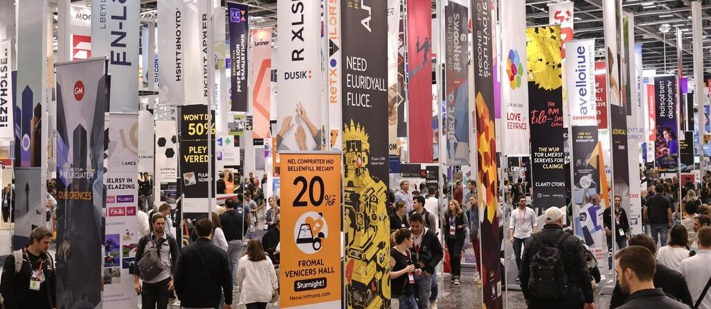 Modernos estandartes retráctiles en un luminoso salón de convenciones.