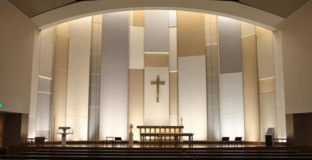 Interior de iglesia moderna con diseños creativos en las paredes