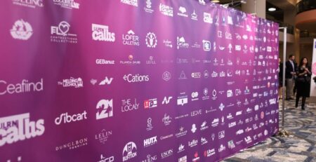 Banner personalizado de paso y repetición, telón de fondo de evento de marca.