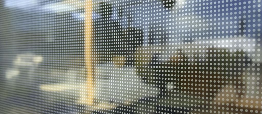 Vinilo perforado en la ventana de un negocio, primer plano.