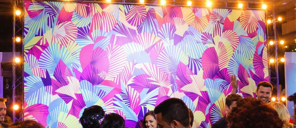 Elegante fondo de photocall en un evento animado.