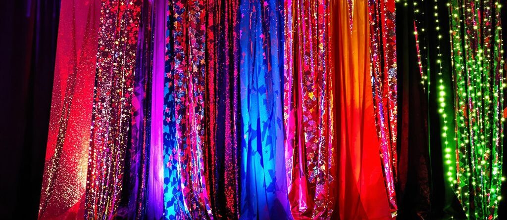 Hermoso fondo personalizado para fiestas con colores vibrantes.