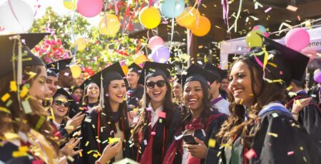 Fiesta de graduación con pancartas personalizadas.