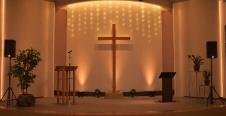 Pequeño escenario de iglesia con iluminación creativa