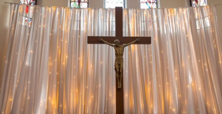 Hermoso telón de fondo para eventos de iglesia con luz y tela.