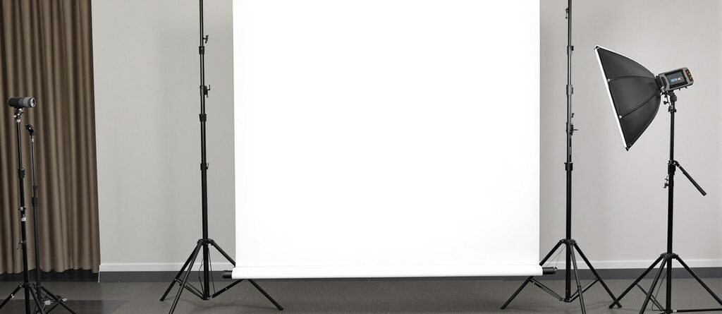 Soporte de fondo ajustable con un fondo blanco.