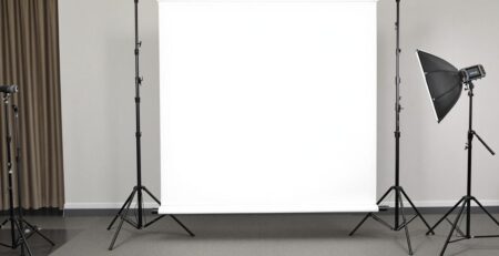 Soporte de fondo ajustable con un fondo blanco.