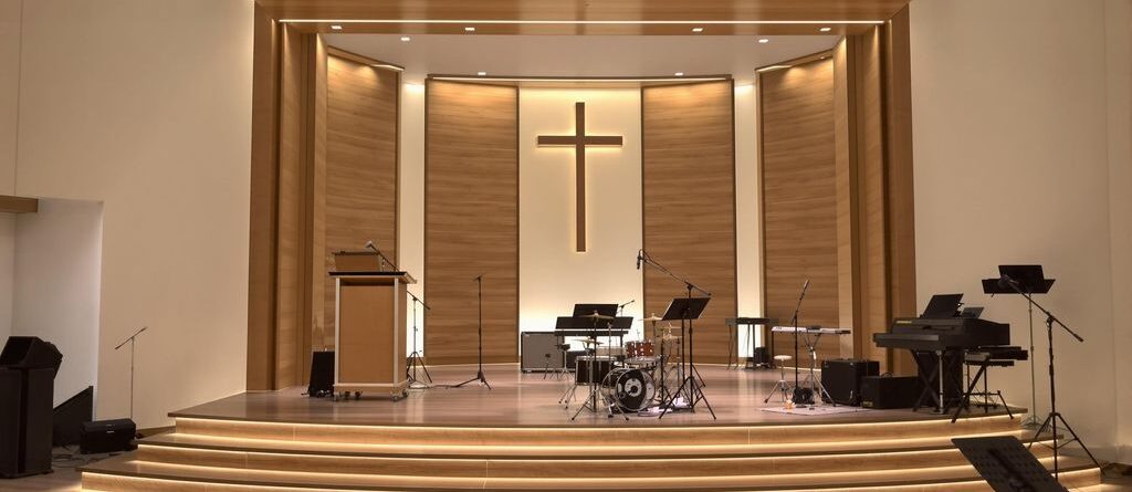 Escenario de iglesia moderno con iluminación cálida.