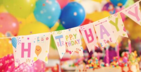 Colorido banner de cumpleaños, globos y pastel.